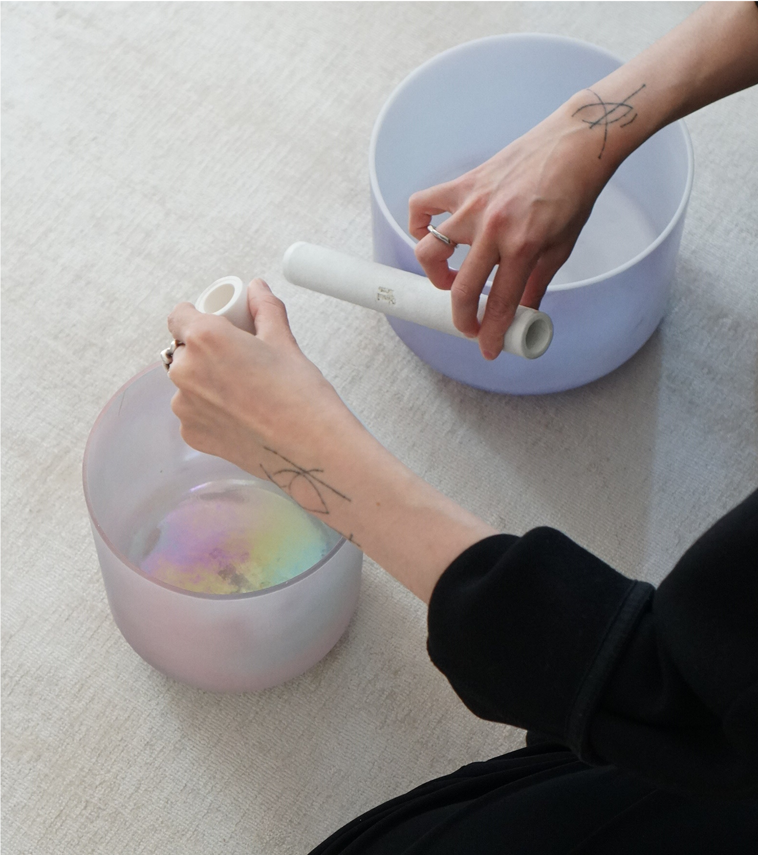 spielen von crystal tones klangschalen 